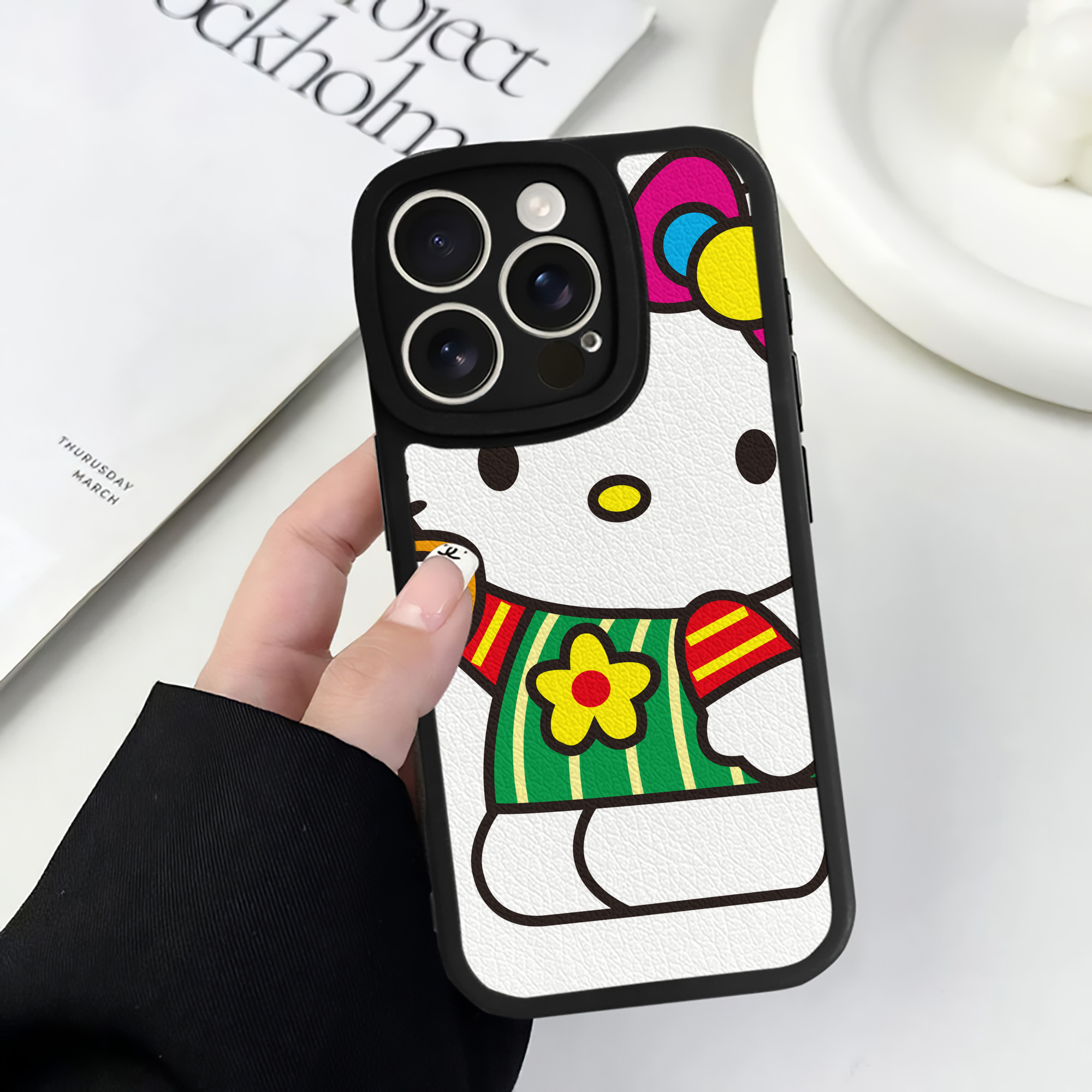 （画像用） Hello Kitty ハローキティ 【iPhone 16シリーズ対応】シリコンスマホケース（レザー調） 材質：シリコン